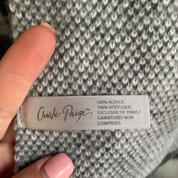Charlie Paige Gray and White Knit Scarf - Picture 2 of 5